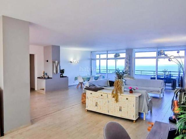 Piso en venta en Adeje, Marazul Ricasa. Piso amueblado de 200 m en Marazul del Sur, muy luminoso, con doble orientación y espectaculares vistas al océano y a La Gomera. D. Pisos.