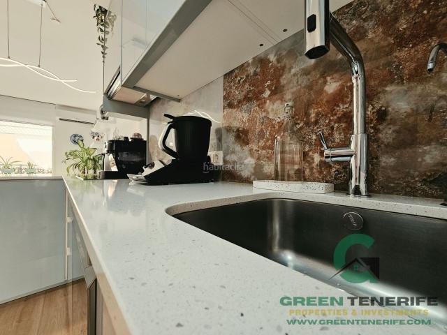 Piso en venta en Adeje, Callao Salvaje Playa Paraíso. Se vende precioso dúplex completamente reformado en el exclusivo complejo Arcoíris, a solo 300 metros de la playa. La vivienda dis. Pisos.