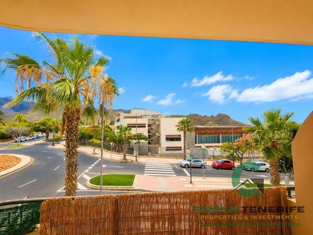 Piso en venta en Adeje, Casco Urbano. Oportunidad única en el centro de Adeje, frente al CC Galeón Outlet.Se vende amplio piso de 98 m con 3 dormitorios, incluyendo una. Pisos.