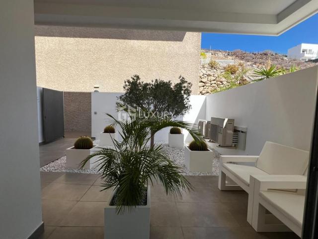 Piso en venta en Adeje, La Caleta. Apartamento exclusivo con terrazas y jacuzzi en La Caleta. Pisos.