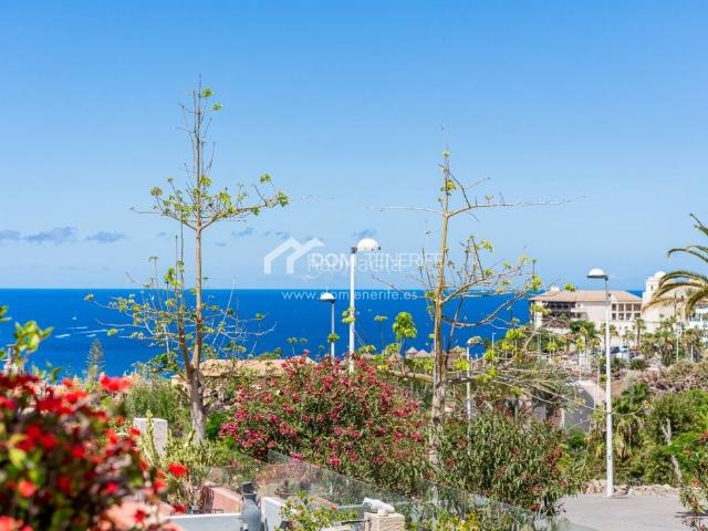 Piso en venta en Adeje, Playa del Duque. DOM Tenerife Real Estate presenta este amplio apartamento de tres dormitorios con vistas parciales al mar, ubicado en Terrazas del. Pisos.