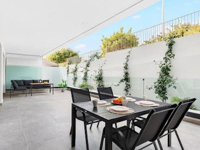 Piso en venta en Adeje, Playa Fañabé Alto. Ubicado en el prestigioso complejo Atlantic Homes en Costa Adeje, este apartamento de reciente construcción en planta baja ofrece. Pisos.