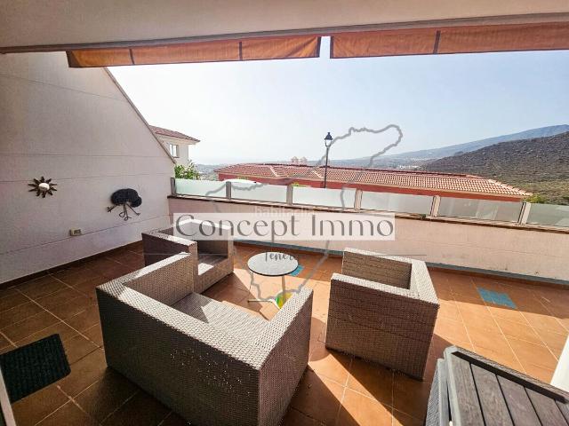 Piso en venta en Adeje, Torviscas Centro y Alto. Amplio apartamento de 2 dormitorios con una gran terraza con vistas al mar, garaje y piscina!. Pisos.