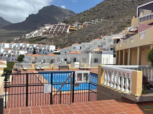 Piso en venta en Adeje, Torviscas Centro y Alto. Apartamento en venta en El Madroñal con 2 habitaciones, 1 baño, 51 m interiores y una terraza de 53 m con acceso directo a la call. Pisos.