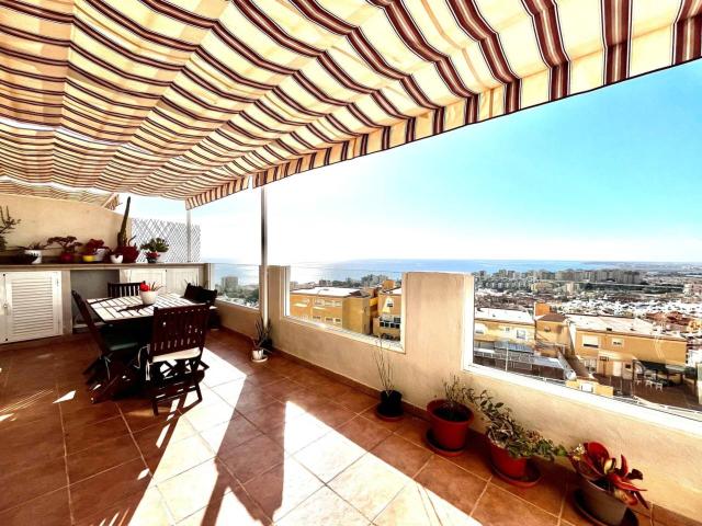 Piso en venta en Aguadulce con vistas al mar, gran terraza, piscina y aparcamiento