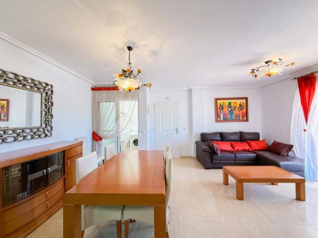 Piso en venta en Águilas, Los Collados Los Geraneos. Te presentamos esta amplia vivienda situada en Los Geraneos, una urbanización tranquila y residencial muy valorada por quienes bus. Pisos.