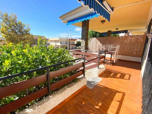 Piso en venta en Alcázares Los, Los Narejos_Punta Calera. Maravillosa propiedad en esquina con amplias posibilidades, 2 habitaciones en planta alta con un baño y una habitación y un baño e. Pisos.