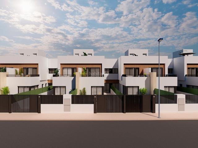Piso en venta en Alcázares Los, Las Lomas de Rame Bahía Bella. Villa Semidetached de 3 dormitorios y 2 baños con piscina y jardín en Los Alcázares. Pisos Alcázares.