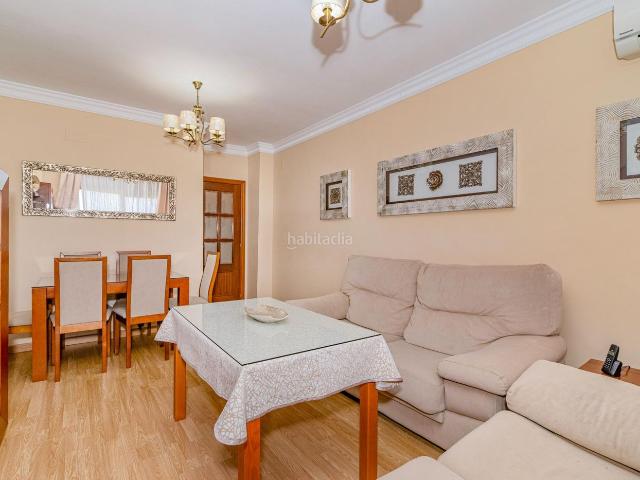 Piso en venta en Albolote. Oportunidad para inversores o compradores sin necesidad de ocupación inmediata. La vivienda se vende con alquiler garantizado. Pisos.