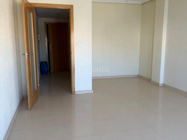 Piso en venta en Albatera. Amplia vivienda con garaje y trastero en Albatera. Pisos.