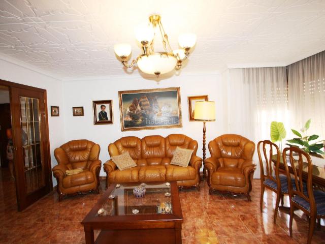 Piso en venta en Albacete, Ensanche Franciscanos. Venta de piso espectacular muy luminoso con balcón en zona Parque Circunvalación, tercera planta del edificio, antigüedad: 20 3. Pisos.
