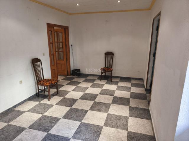 Piso en venta en Albacete, Fátima. Bajo con entrada independiente y patio en Fátima comodidad a un paso del centro. Pisos.