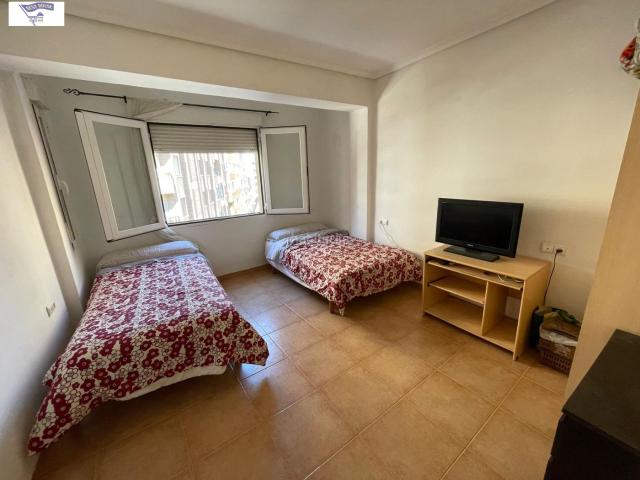 Piso en venta en Albacete, Feria. Luminoso Piso de Tres Habitaciones en el Corazón de Albacete. Pisos.