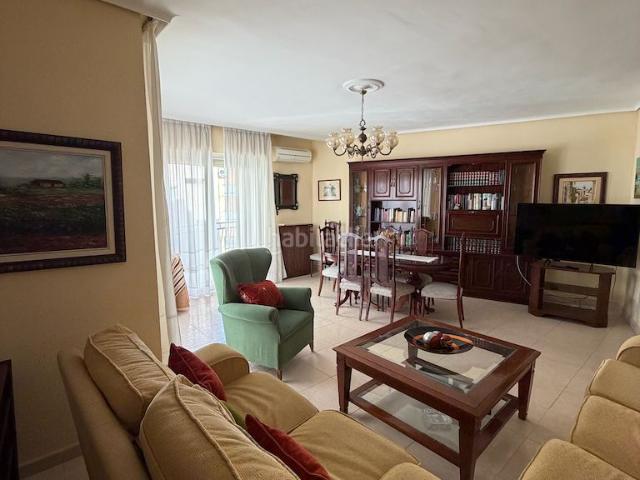 Piso en venta en Albacete, Feria. Vivienda de cuatro dormitorios, salón, sala de estar, dos baños y cocina, en buen estado. Pisos.