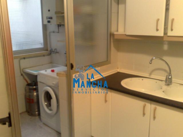 Piso en venta en Albacete, Hospital. 250.000 INMOBILIARIA LA MANCHA VENDE PISO DE 4 HABITACIONES, GARAJE Y TRASTERO EN ZONA CORTE INGLÉS HOSPITAL DE ALBACETE. Pisos.