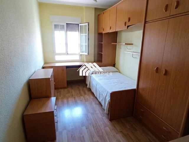 Piso en venta en Albacete, Industria. Piso con balcón en industria. Pisos.