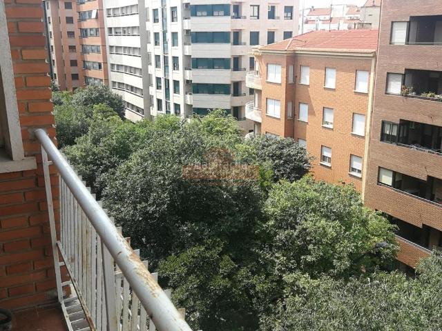 Piso en venta en Albacete, Industria. SE VENDE GRAN PISO EN LA AVENIDA ISABEL LA CATOLICA, PARA REFORMAR CON INFINITAS POSIBILIDADES. Pisos.