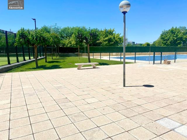 Piso en venta en Albacete, San Antonio Abad. Grupo la Noria VENDE amplio piso CON 2 piscinas, pista de pádel y zonas comunes. 3 Dormitorios, 2 Baños, Garaje y Trastero. Pisos.