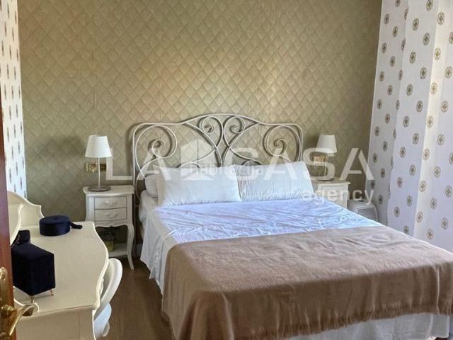 Piso en venta en Algeciras, Bajadilla Fuente Nueva. Piso de 145 m con 4 dormitorios y garaje en Algeciras. Pisos.
