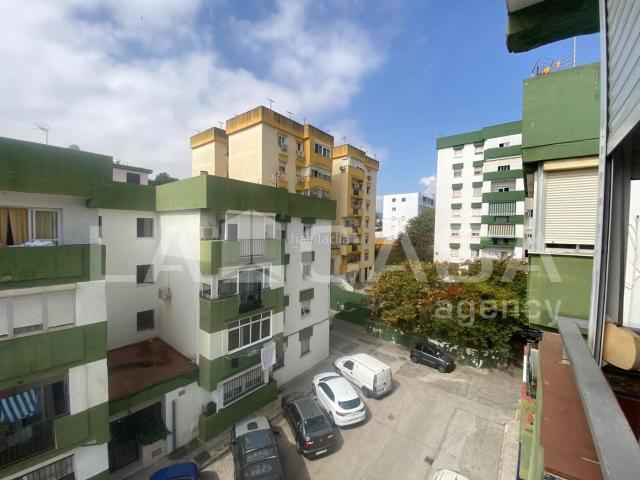 Piso en venta en Algeciras, La Granja La Colina Los Pastores. Piso de 100 m con 3 dormitorios y buena ubicación en Averroes. Pisos.