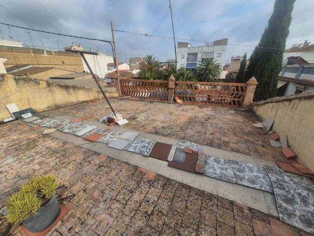 Piso en venta en Alfara del Patriarca. Piso primero con balcón y 2 terrazas, una en planta y otra arriba,3 dormitorios, 1 baño, cocina todo a reformar. Pisos Alfara del.