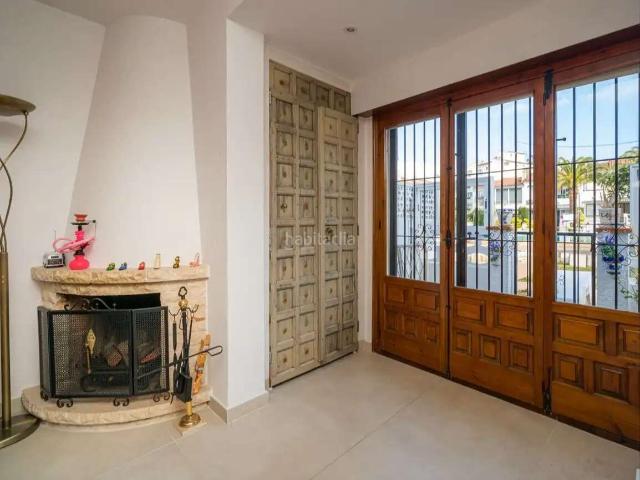 Piso en venta en Alfàs del Pi l´, L´Albir. Casa adosada reformada con jardín, piscina comunitaria y garaje cerrado en El Albir. Pisos Alfàs del Pi.