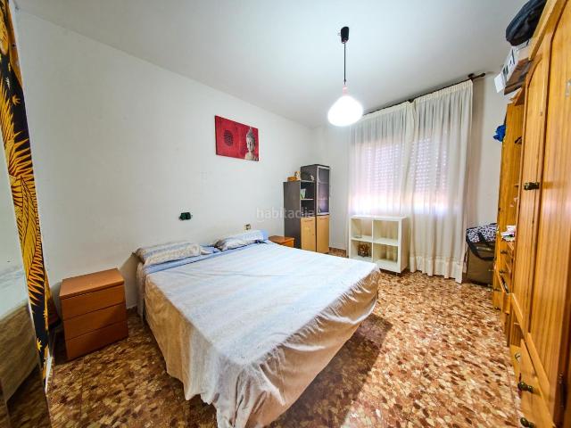 Piso en venta en Alhendín, Ayuntamiento. Amplia vivienda de 210 m2 en el centro de Alhendín con gran potencial de inversión. Pisos.