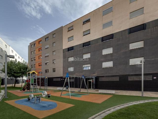 Piso en venta en Alhendín, Carretera de Granada La Alcazaba. Piso con luz, vistas despejadas y urbanización ideal para familias en Alhendín. Pisos.