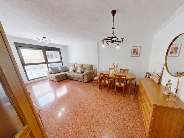 Piso en venta en Alicante, Mercado. Amplia vivienda de 114 m² en edificio moderno de 1997 con ascensor Calle Maestro Marqués, Alicante. Pisos.