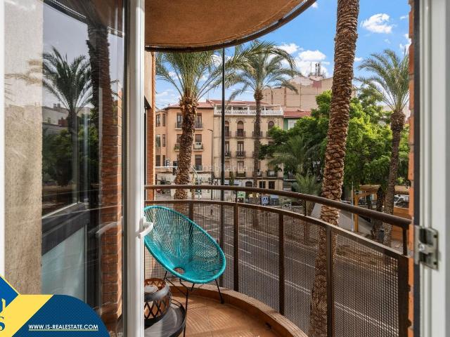 Piso en venta en Alicante, Mercado. Apartamento con terraza, en la provincia de Alicante, en la ciudad de Alicante. 3 habitaciones 93 m² A 1,2 km del mar. Pisos.