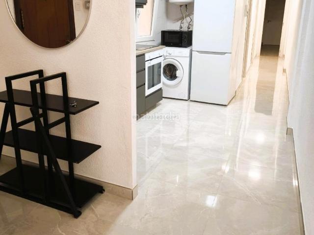 Piso en venta en Alicante, Mercado. Apartamento reformado con terraza, en la provincia de Alicante, en la ciudad de Alicante. 2 habitaciones 67 m² A 1 kilómetro d. Pisos.