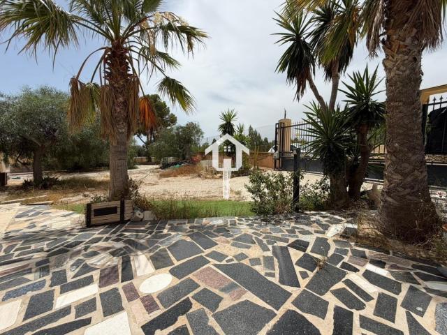 Piso en venta en Alicante, Moralet. CASA INDEPENDIENTE EN MORALET, ALICANTE. DOS VIVIENDAS INDEPENDIENTES, 3.700m2 DE PARCELA, 5 HABITACIONES, 3 BAÑOS, PISCINA. Pisos.