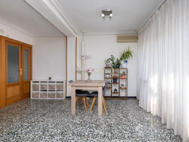 Piso en venta en Alicante, Nou Alacant. Oportunidad única! Acogedora vivienda con balcón y vistas abiertas en zona Hospital General. Pisos.