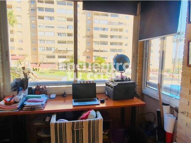 Piso en venta en Alicante, Babel. Piso en venta en Babel, Alicante, con 4 dormitorios, garaje y piscinas. Pisos.
