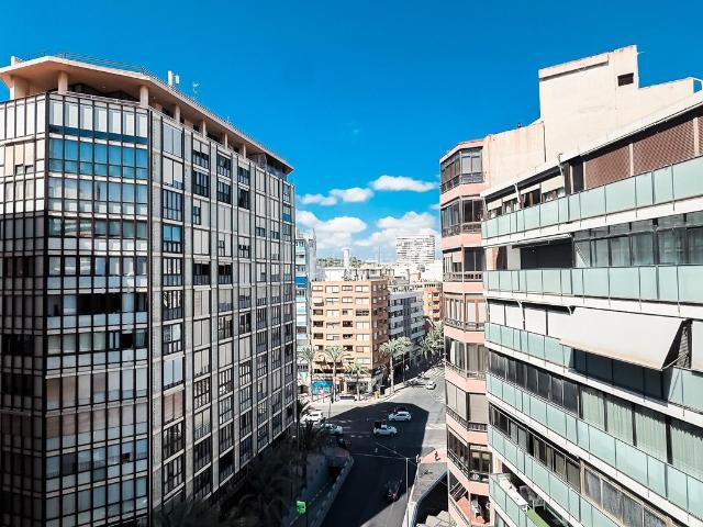 Piso en venta en Alicante, Barrio del Centro. Amplia vivienda en el centro de Alicante. Pisos.