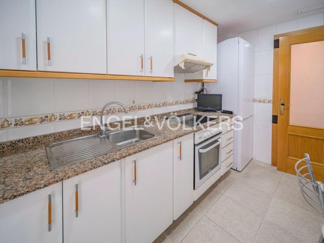 Piso en venta en Alicante, Barrio del Centro. Esquina Muy Soleada Junto al Teatro. Pisos.