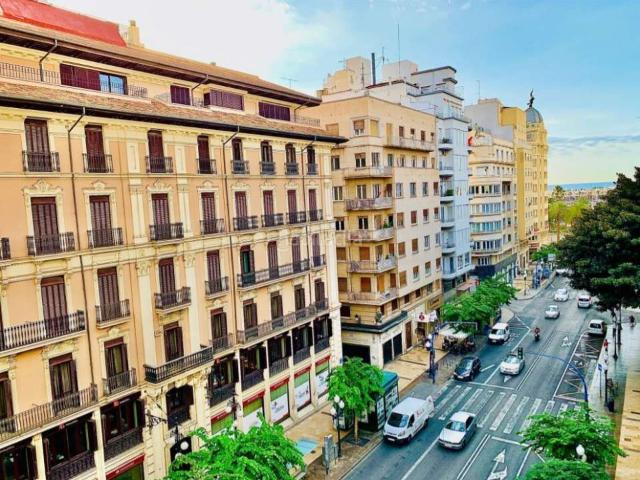 Piso en venta en Alicante, Barrio del Centro. Preciosa vivienda reformada en venta en Rambla Méndez Núñez. Pisos.