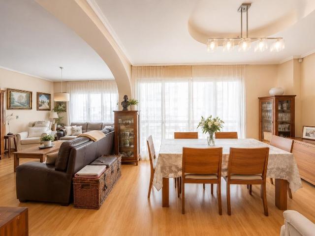 Piso en venta en Alicante, Barrio del Centro. 6ª planta con balcón en pleno centro de Alicante, luz y amplitud. Pisos.