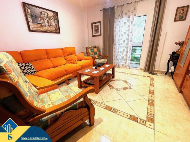 Piso en venta en Alicante, Benalúa. Apartamento reformado con terraza, en la provincia de Alicante, en la ciudad de Alicante. 3 habitaciones 88 m² A 1 kilómetro d. Pisos.