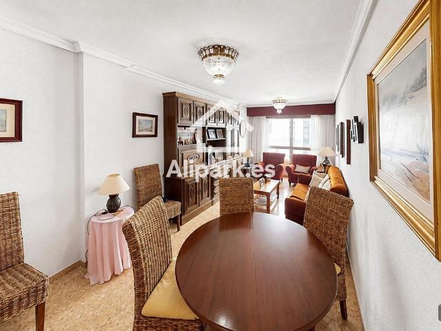 Piso en venta en Alicante, Benalúa. Luminosidad, espacio y terraza a un paso de la Ciudad de la Justicia! BenaluaAlipark. Pisos.