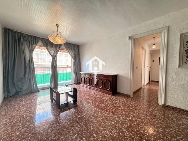 Piso en venta en Alicante, Campoamor. PISO EN VENTA EN ALICANTE. 85m2, 3 HABITACIONES, 1 BAÑO CON BAÑERA, TERCERA PLANTA CON ASCENSOR. ZONA DE CAMPOAMOR. Pisos.