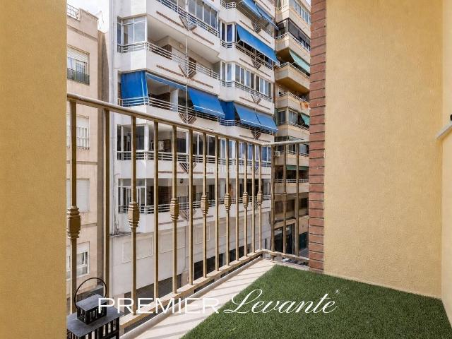 Piso en venta en Alicante, Campoamor. PISO LUMINOSO CON TERRAZA, 3 DORMITORIOS Y 2 BAÑOS 210.000. Pisos.
