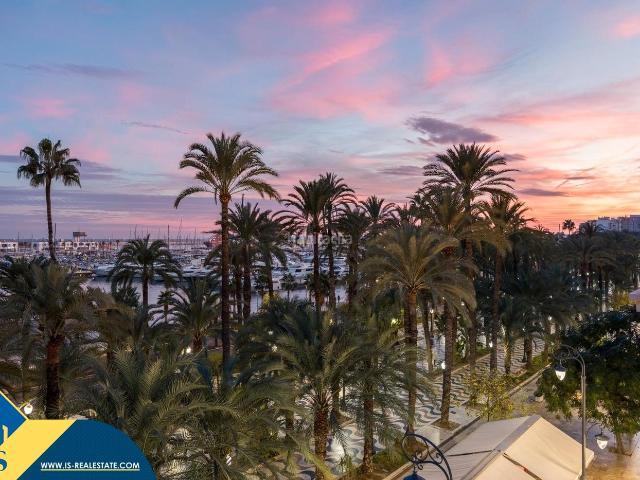 Piso en venta en Alicante, Casco Antiguo Sta. Cruz Ayuntamiento. Apartamentos con terraza, en la provincia de Alicante, en la ciudad de Alicante. 3 habitaciones 170 m² 300 metros del mar.