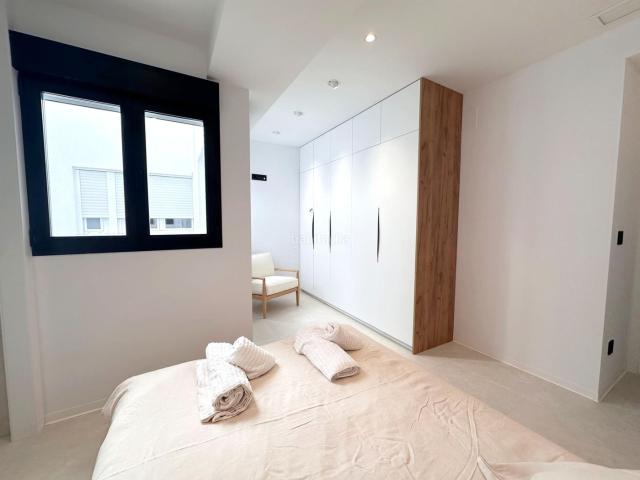 Piso en venta en Alicante, Casco Antiguo Sta. Cruz Ayuntamiento. Vivienda de diseño reformada junto al Paseíto Ramiro a pasos de la playa. Pisos.