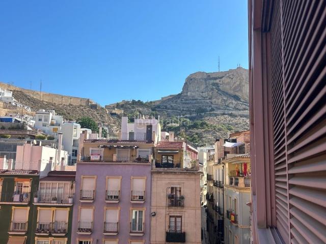 Piso en venta en Alicante, Casco Antiguo Sta. Cruz Ayuntamiento. Vivienda señorial de 210 m en uno de los edificios más emblemáticos del centro de Alicante. Pisos.