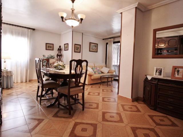 Piso en venta en Alicante, Carolinas Altas. Amplia vivienda esquina con urbanización cerrada. Pisos.