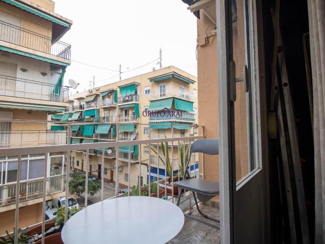 Piso en venta en Alicante, Carolinas Altas. Piso luminoso junto al TRAM y Plaza América listo para entrar a vivir. Pisos.