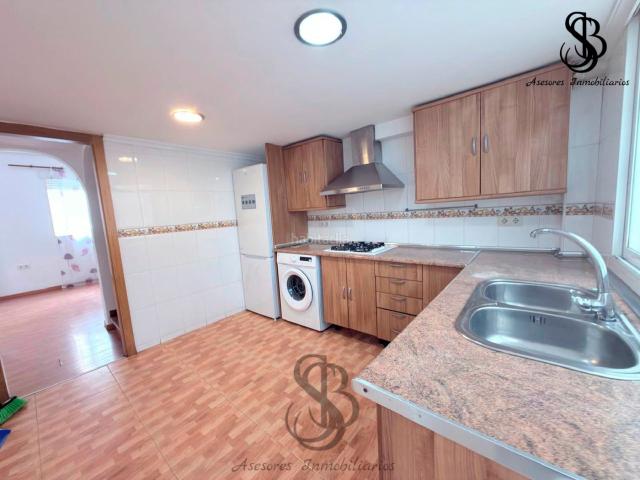Piso en venta en Alicante, Carolinas Bajas. ¡Descubre tu nuevo hogar! Piso bajo dúplex con encanto en zona privilegiada PROXIMO PLAZA DE TOROS. Pisos.