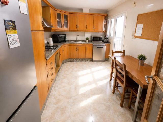 Piso en venta en Alicante, Carolinas Bajas. Enorme piso de 154 m2 con ascensor junto al Castillo de Santa Bárbara y el TRAM. Pisos.