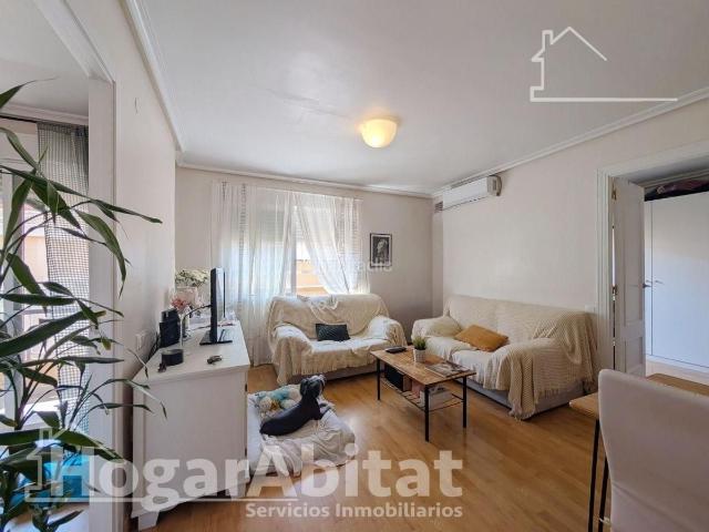 Piso en venta en Alicante, Carolinas Bajas. MUY LUMINOSO Y REFORMADO CON DOS BALCONES, TOTALMENTE AMUEBLADO. Pisos.